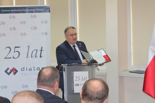 Andrzej Dera Sekretarz Stanu w Kancelarii Prezydenta RP wręcza flagę państwową z podpisem Prezydenta RP
