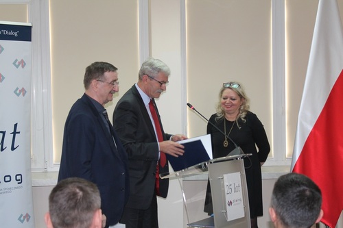 od lewej Bogdan Grzybowski OPZZ, Janusz Gołąb OPZZ Sekretarz Prezydium RDS, Iwona Zakrzewska dyrektor CPS "Dialog"